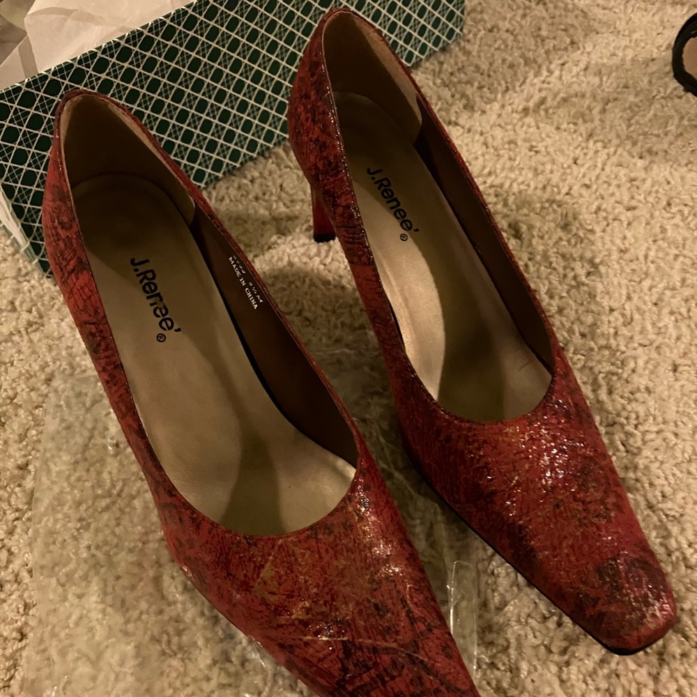 J.Renee Women's Burnt Orange Pumps